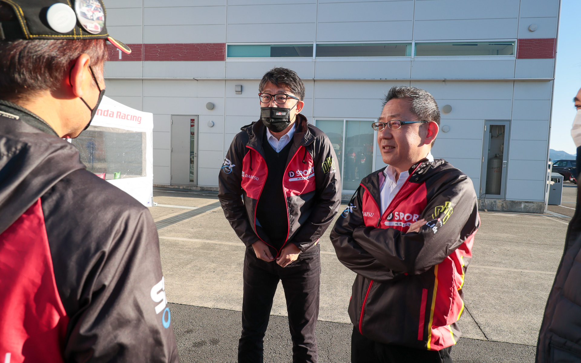 D-SPORTのジャンバーを手渡され、早速腕を通す佐藤氏。「今日はD-SPORTチームの一員です」と終始笑顔だった