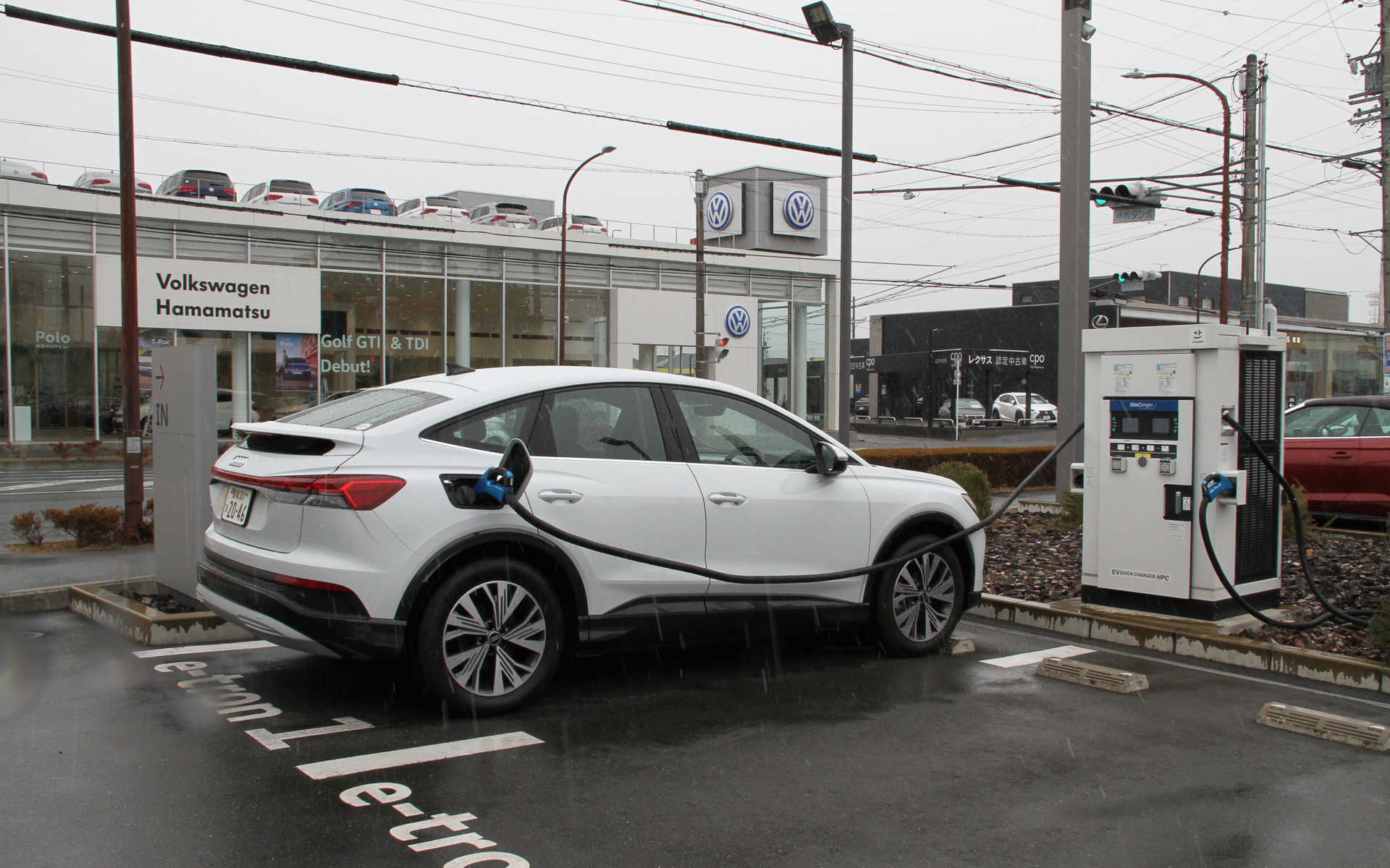 アウディ浜松の急速充電器の出力は90kWだが、2023年6月より150kWになる