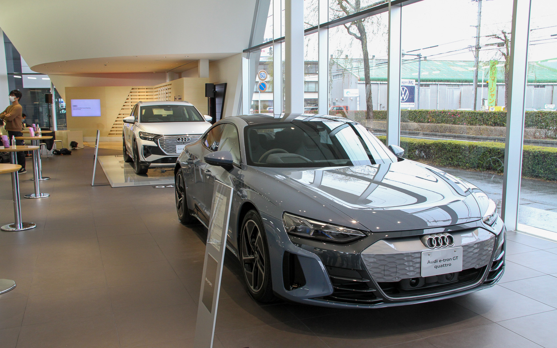 ショールーム内にはアウディのEVが展示される