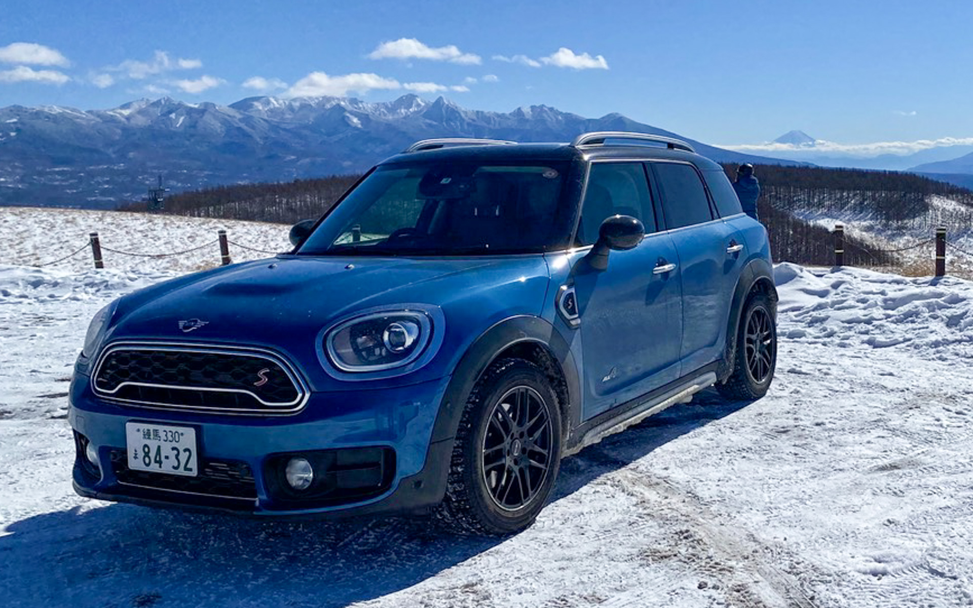 霧ヶ峰富士見台駐車場からは、南アルプスの山々の奥にポッカリと浮かぶような、美しい富士山が拝めました。無料駐車場なのが嬉しいですよね