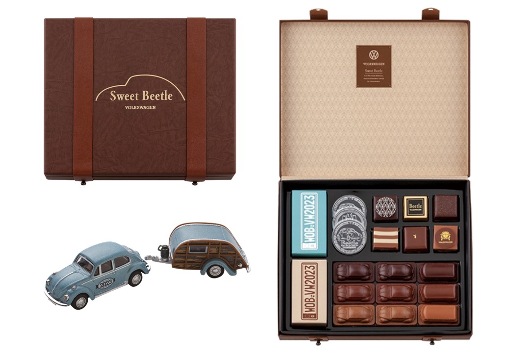 革張りのトランクをイメージしたボックスに、ミニチュアのビートル型をはじめとするオリジナルチョコレートを詰め合わせた「スイートビートル」。18個入り（4536円）と13個入り（2916円）を用意。18個入りはメタリックライトブルーのビートルミニカー＆トレーラーが、13個入りはオレンジのラグトップミニカーが付く