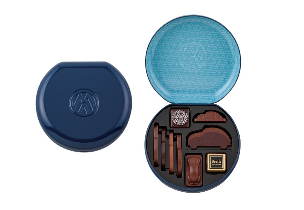 ビートルのフロントトランクに搭載されている「工具箱」をモチーフにしたオリジナル缶入りアソート「ツールキット」（12個入り 1620円）