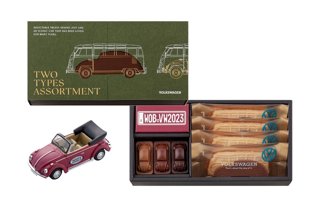 新商品「ツータイプスアソートメント」（7個入 2484円）。ボルドーのカブリオレミニカーが付く