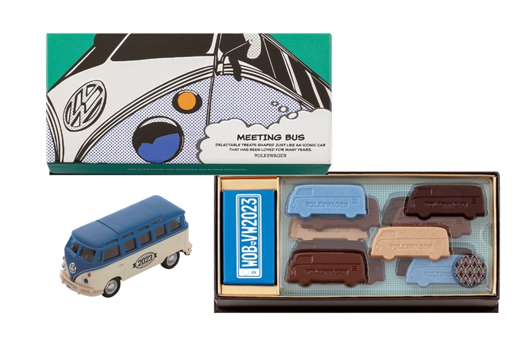 バスのシルエットのプレート型チョコレートがレイヤー状に並び、仲良く連れ立ってドライブしているようなひと箱「ミーティングバス」（13個入り 2160円。ブルーのバスミニカー付き）