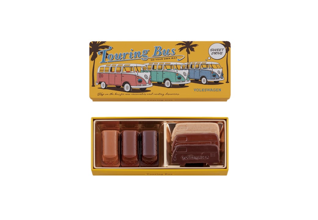 フォルクスワーゲンType2（バス）型の3種の異なる味わいのチョコレートを、ビートル型チョコレートやバスのプレートチョコレートとアソートした「ツーリングバス」（イエロー6個入り 918円、グリーン5個入り 918円）