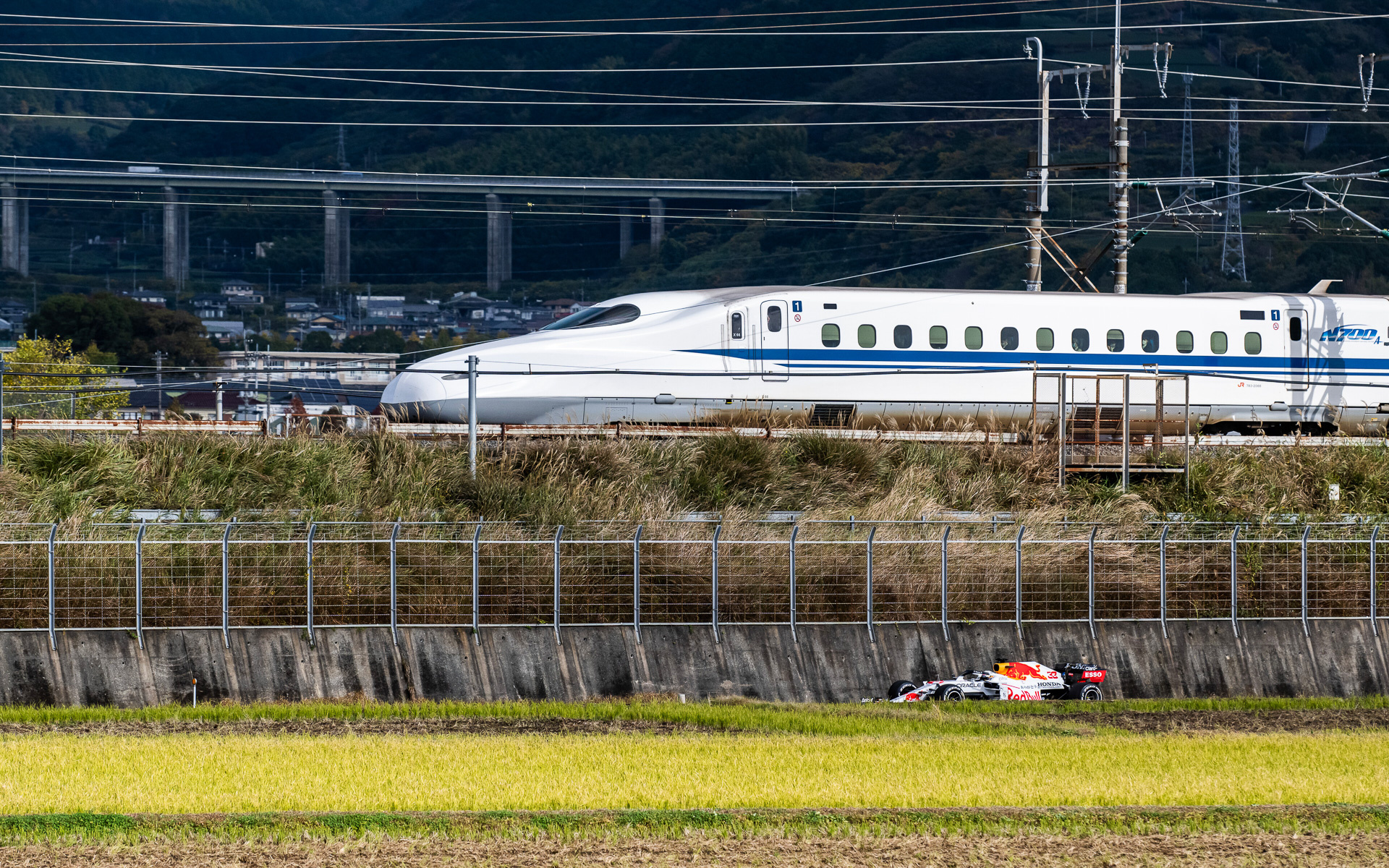 静岡県富士市で東海道新幹線と並走するシーン（写真Jason Halayko/Red Bull Content Pool）