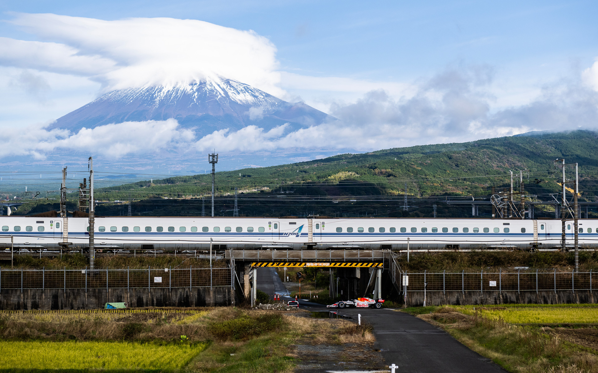 F1マシン、新幹線、富士山が収まった瞬間（写真：Jason Halayko/Red Bull Content Pool）