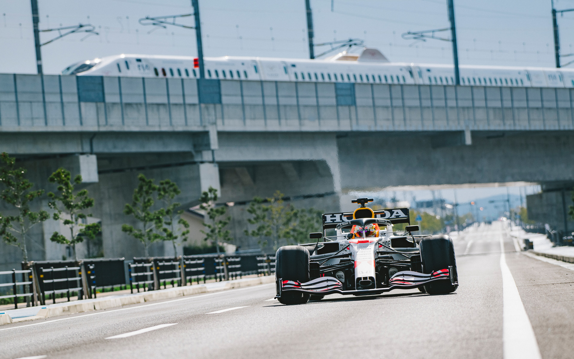 長崎県大村市にて西九州新幹線と並走したシーン（写真：Suguru Saito/Red Bull Content Pool）