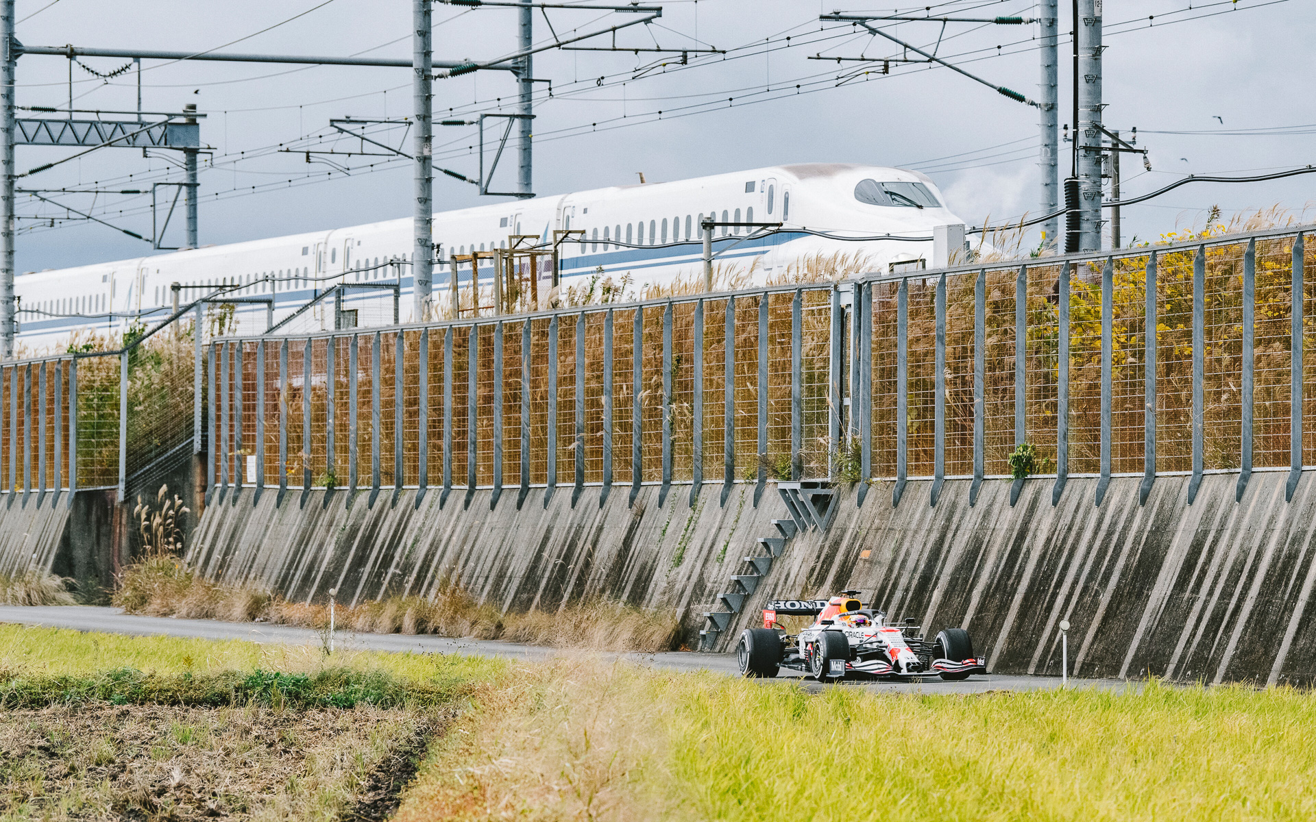新幹線とF1マシンの並走（写真：Suguru Saito/Red Bull Content Pool）