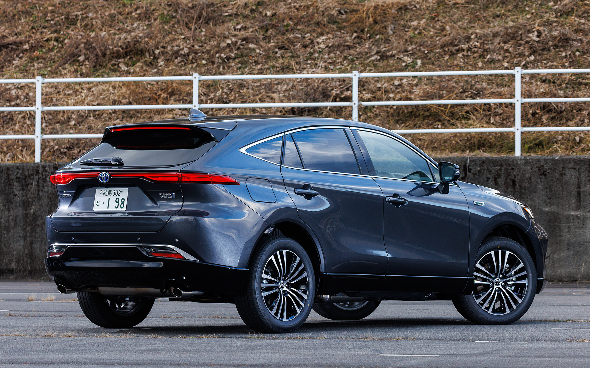 今回試乗したのは2022年10月に発売された「ハリアー」のプラグインハイブリッド。E-FourのZグレードのみの展開で、価格は620万円。ボディサイズは4740×1855×1660mm(全長×全幅×全高)、ホイールベースは2690mm。パワートレーンは最高出力130kW(177PS)/6000rpm、最大トルク219Nm(22.3kgfm)/3600rpmを発生する直列4気筒DOHC 2.5リッター「A25A-FXS」型エンジンを搭載し、フロントに134kW(182PS)/270Nm(27.5kgfm)の「5NM」型モーター、リアに40kW(54PS)/121Nm(12.3kgfm)の「4NM」型モーターを組み合わせる。システム全体では225kW(306PS)を発生し、WLTCモード燃費は20.5km/L、EV走行距離は93km