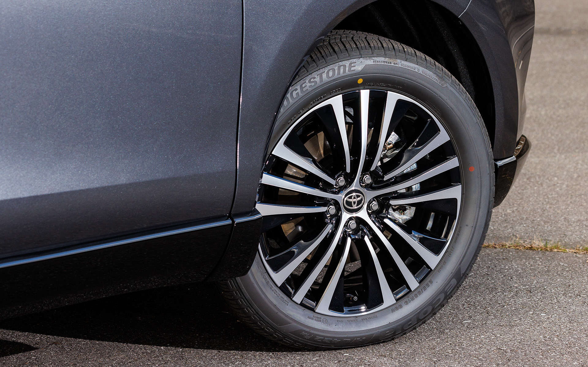 外観では専用のフロントグリルなどを採用するとともに、随所にブラック塗装が施された。足下は切削光輝＋ブラック塗装の19インチアルミホイールとブリヂストン「エコピア H/L 422 Plus」（225/55R19）をセット