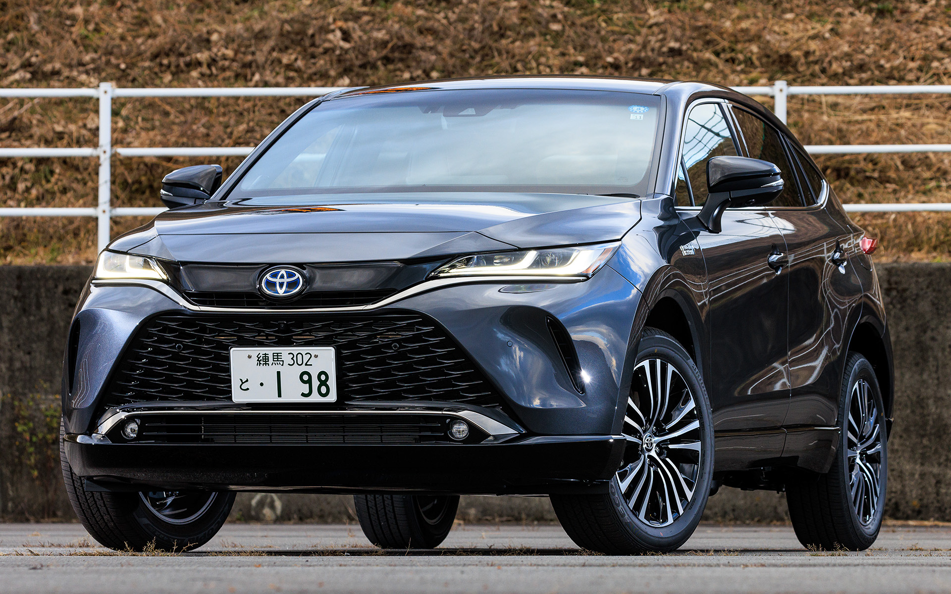 今回試乗したのは2022年10月に発売された「ハリアー」のプラグインハイブリッド。E-FourのZグレードのみの展開で、価格は620万円。ボディサイズは4740×1855×1660mm(全長×全幅×全高)、ホイールベースは2690mm。パワートレーンは最高出力130kW(177PS)/6000rpm、最大トルク219Nm(22.3kgfm)/3600rpmを発生する直列4気筒DOHC 2.5リッター「A25A-FXS」型エンジンを搭載し、フロントに134kW(182PS)/270Nm(27.5kgfm)の「5NM」型モーター、リアに40kW(54PS)/121Nm(12.3kgfm)の「4NM」型モーターを組み合わせる。システム全体では225kW(306PS)を発生し、WLTCモード燃費は20.5km/L、EV走行距離は93km