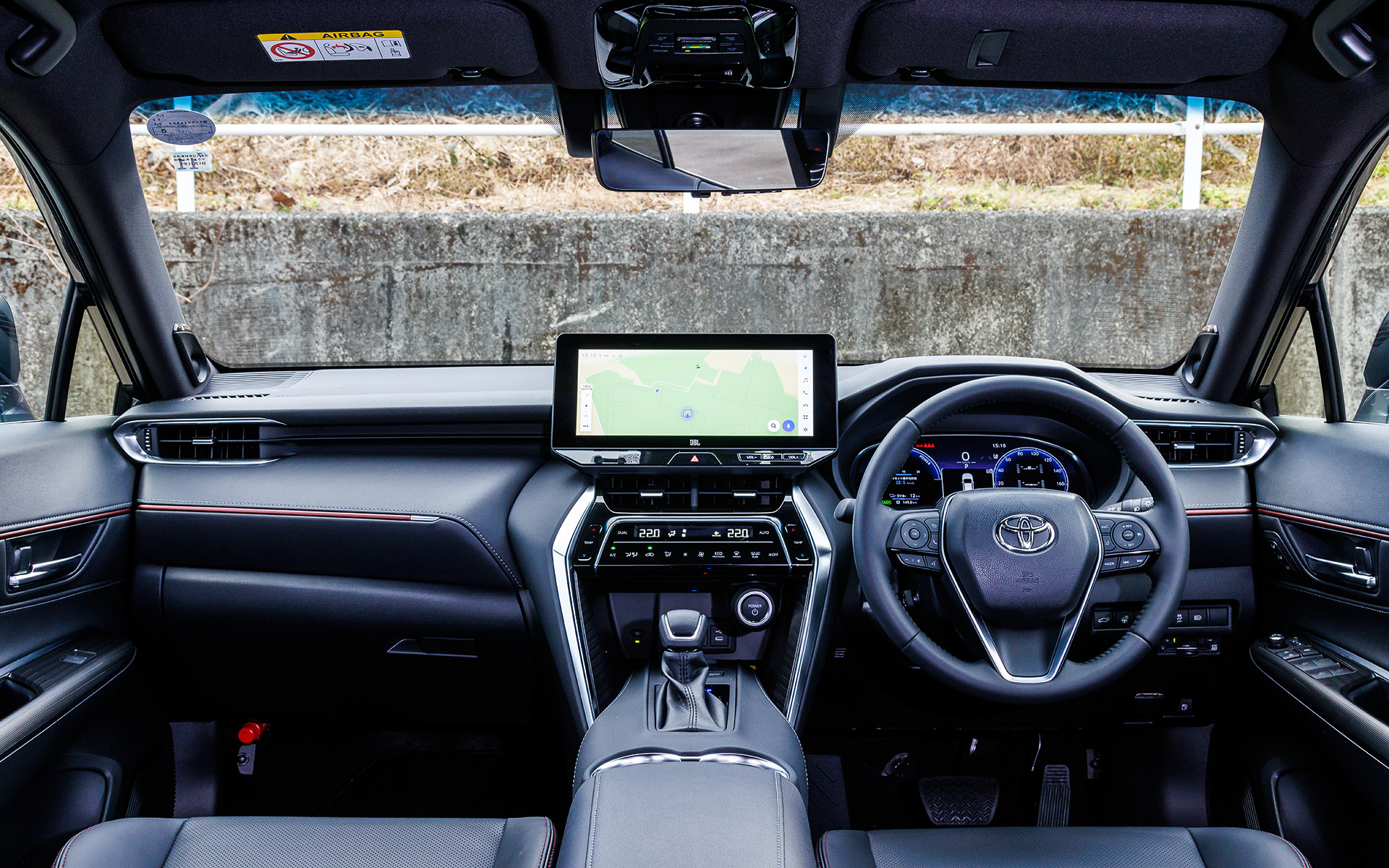 インテリアではインストルメントパネルからドアトリムへ金属メッシュ質感のダークレッドパイピングオーナメントを採用。最大1500W（AC100V）の外部給電システムや後席シートヒーター、床下透過表示機能付パノラミックビューモニターなどを標準装備する