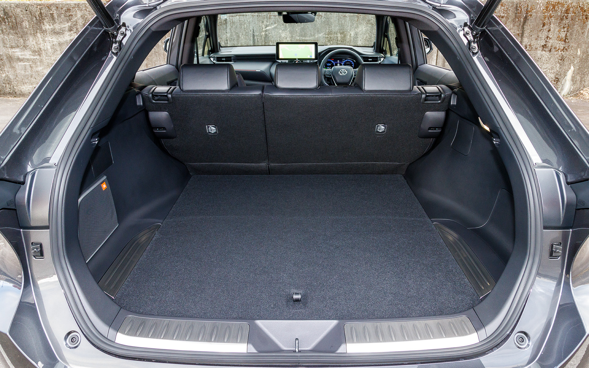 インテリアではインストルメントパネルからドアトリムへ金属メッシュ質感のダークレッドパイピングオーナメントを採用。最大1500W（AC100V）の外部給電システムや後席シートヒーター、床下透過表示機能付パノラミックビューモニターなどを標準装備する