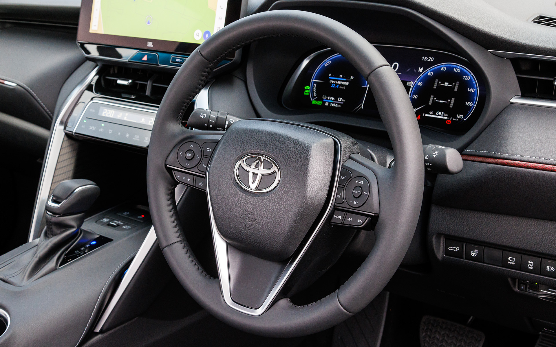 インテリアではインストルメントパネルからドアトリムへ金属メッシュ質感のダークレッドパイピングオーナメントを採用。最大1500W（AC100V）の外部給電システムや後席シートヒーター、床下透過表示機能付パノラミックビューモニターなどを標準装備する