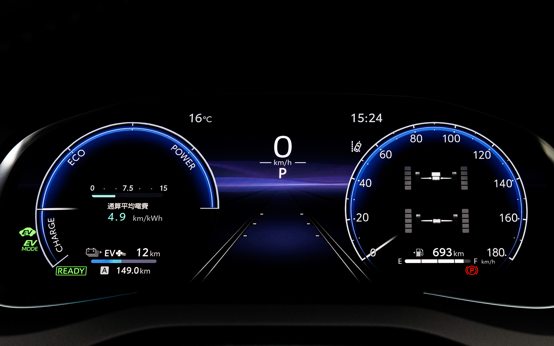 インテリアではインストルメントパネルからドアトリムへ金属メッシュ質感のダークレッドパイピングオーナメントを採用。最大1500W（AC100V）の外部給電システムや後席シートヒーター、床下透過表示機能付パノラミックビューモニターなどを標準装備する