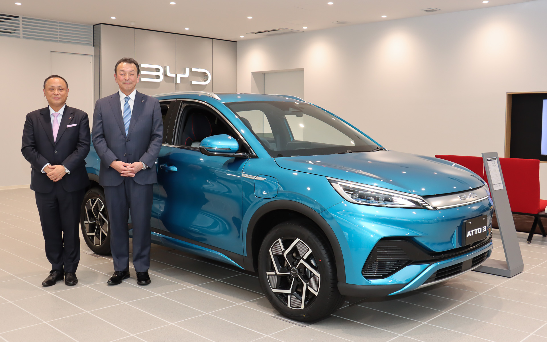 「BYD AUTO 東名横浜店」の報道機関向け先行内覧会で記者会見を行なった株式会社アクセル 代表取締役社長 岡本二久氏（左）とBYD Auto Japan株式会社 代表取締役社長 東福寺厚樹氏（右）