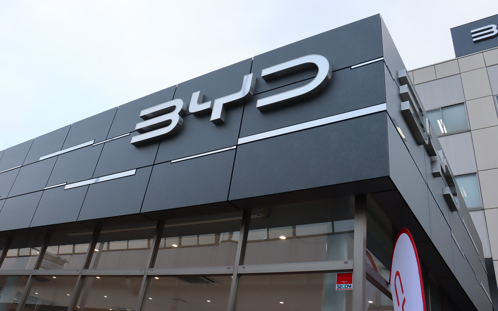BYD AUTO 東名横浜店の店舗外観。BYDディーラーではCI（コーポレートアイデンティティ）として、外観を黒とシルバーで統一する