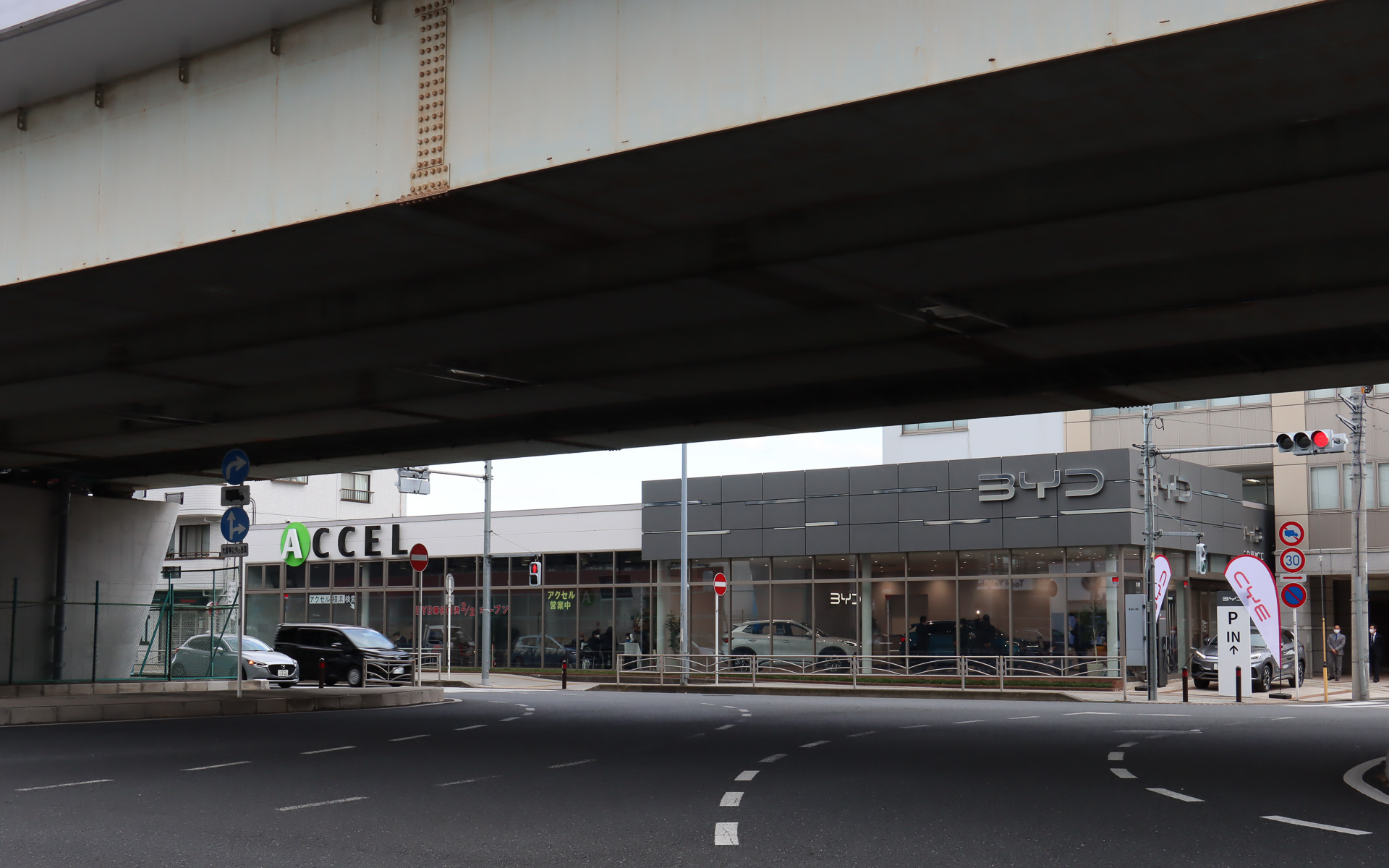 BYD AUTO 東名横浜店は東名高速道路の東名横浜IC（インターチェンジ）に続く国道246号の側道に面した立地となっている