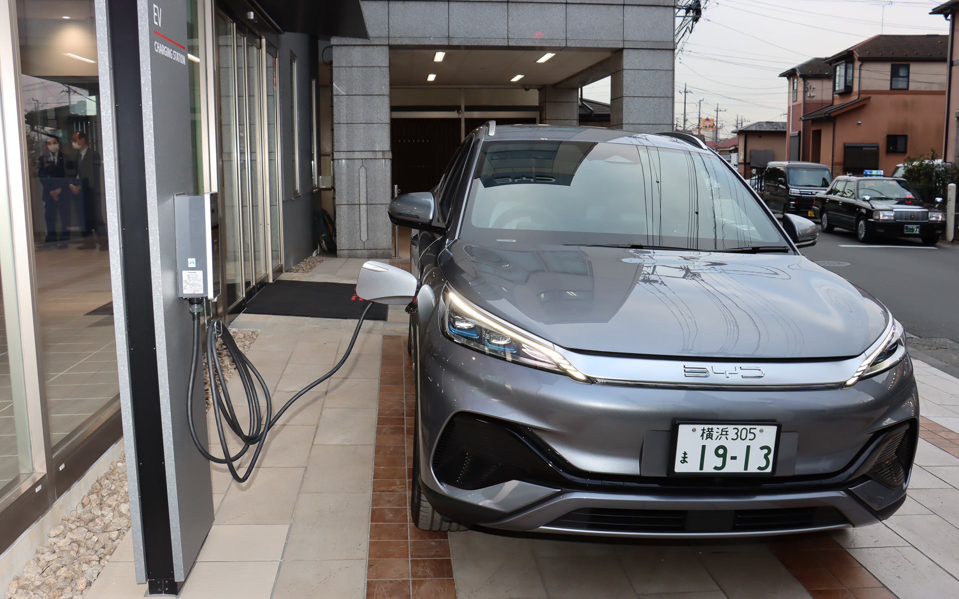 普通充電器を公道に面した店舗角と店舗裏にある来客用駐車場の2か所に設置