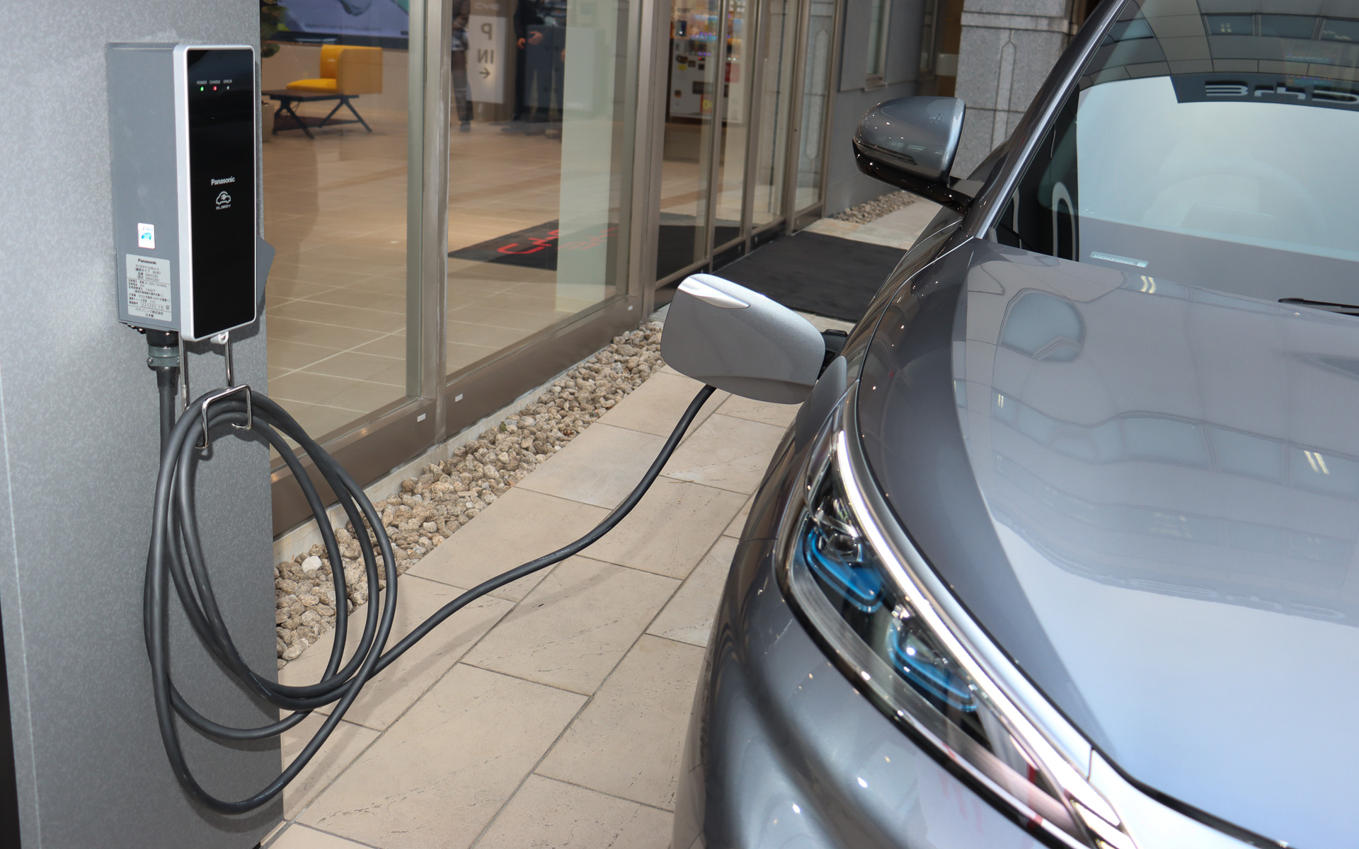 普通充電器を公道に面した店舗角と店舗裏にある来客用駐車場の2か所に設置