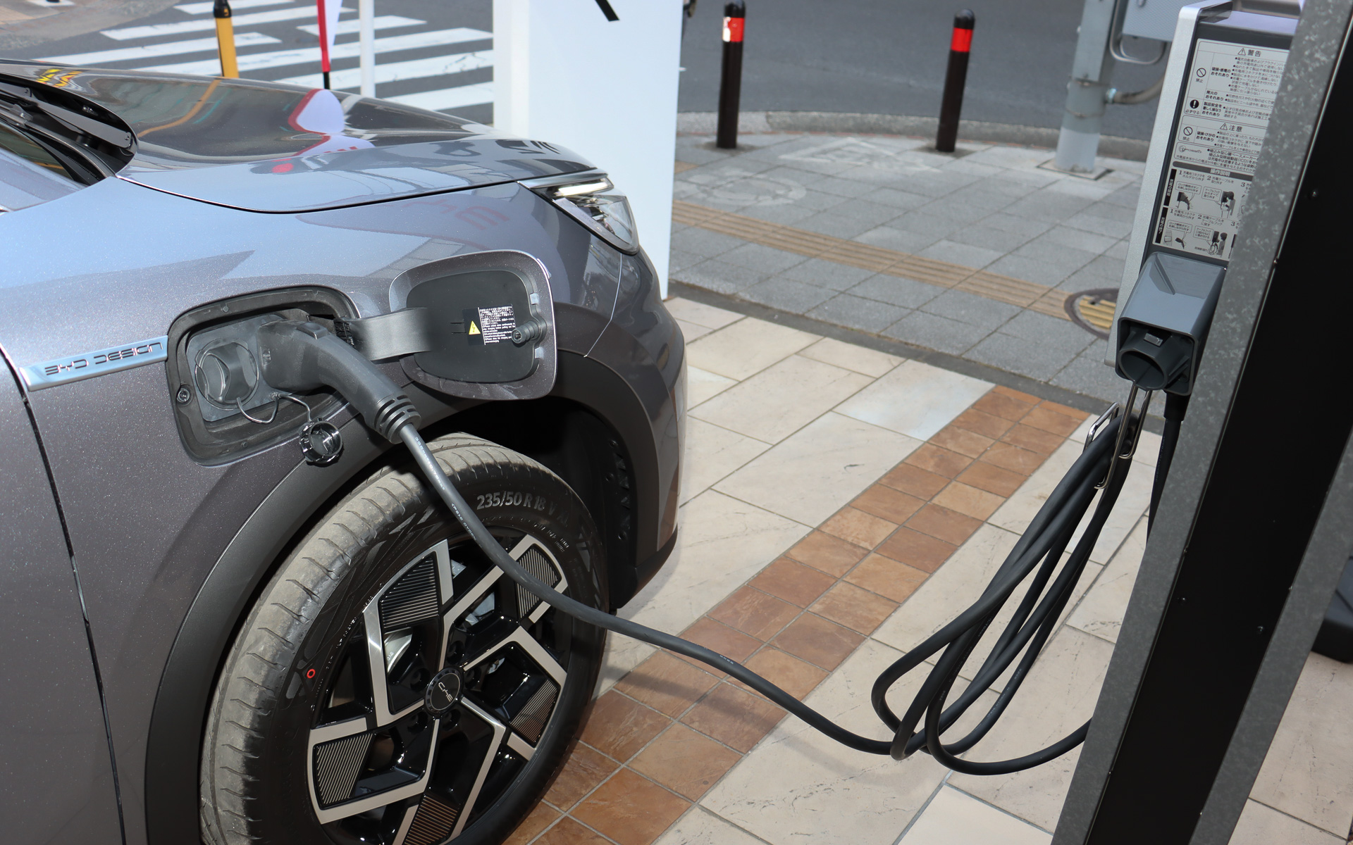 普通充電器を公道に面した店舗角と店舗裏にある来客用駐車場の2か所に設置