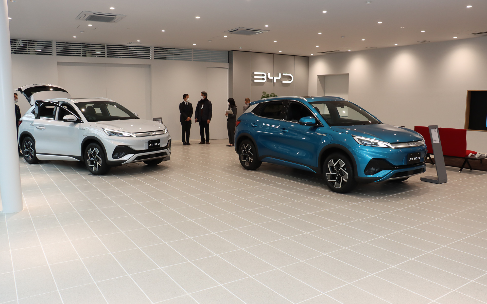 内装では白を基調とするのがBYDディーラーのCIとなる。ショールームスペースには車両3台を展示可能