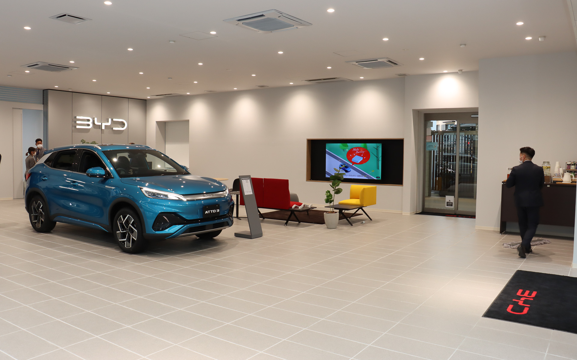 内装では白を基調とするのがBYDディーラーのCIとなる。ショールームスペースには車両3台を展示可能