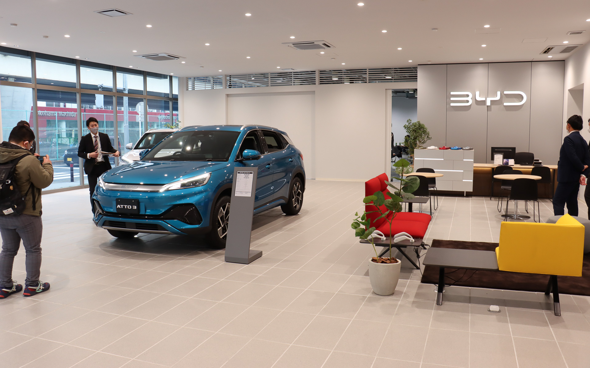 内装では白を基調とするのがBYDディーラーのCIとなる。ショールームスペースには車両3台を展示可能