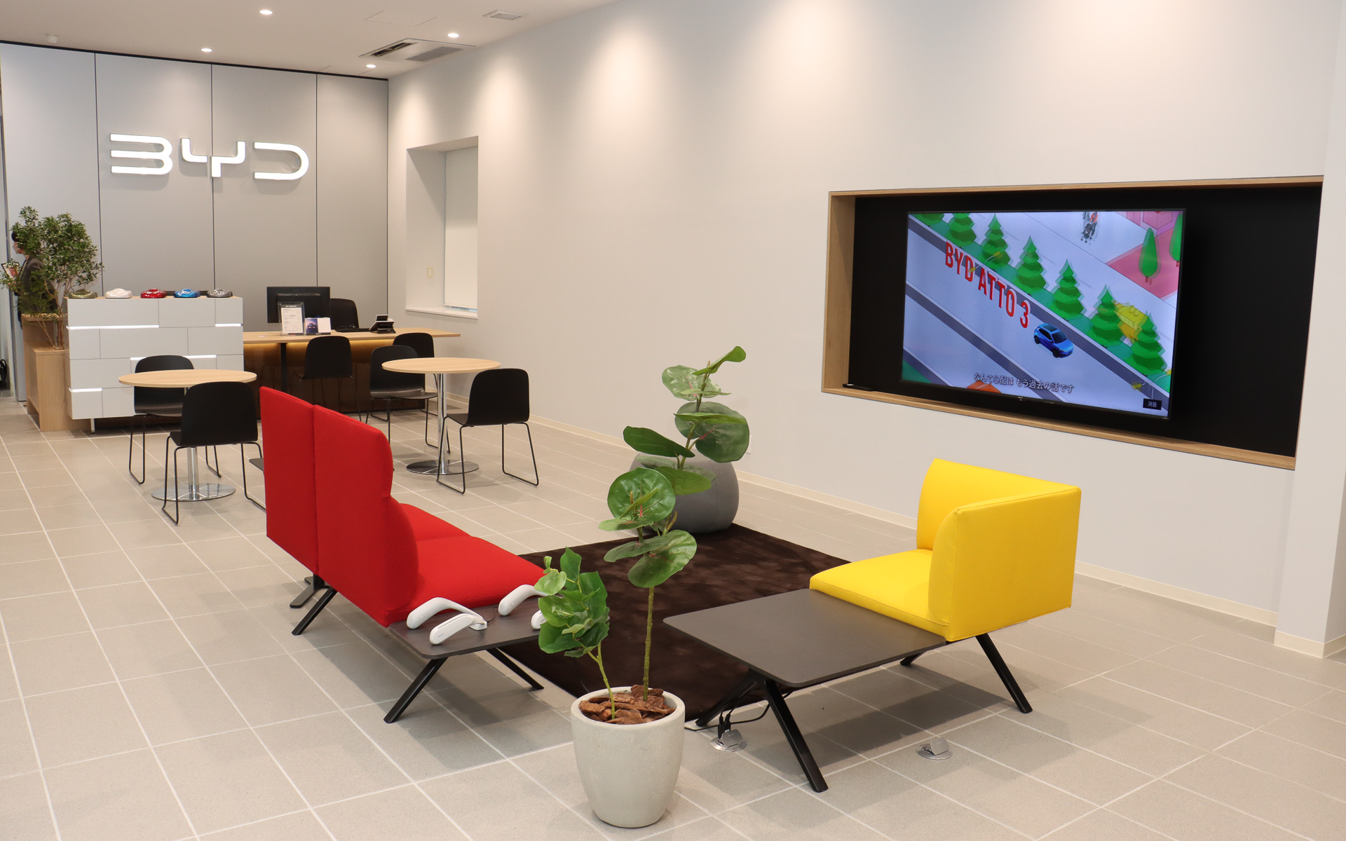 ソファーなども用意された商談スペース