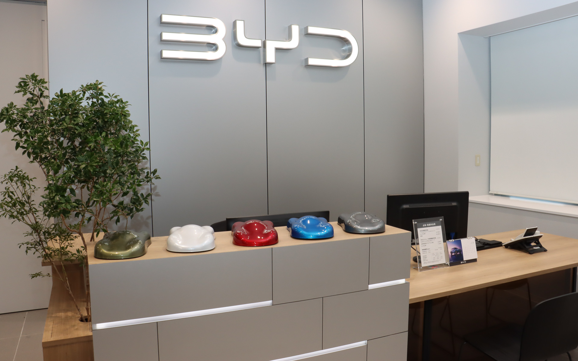 テーブル類にウッド素材を使っていることもBYDディーラーのCIとのこと