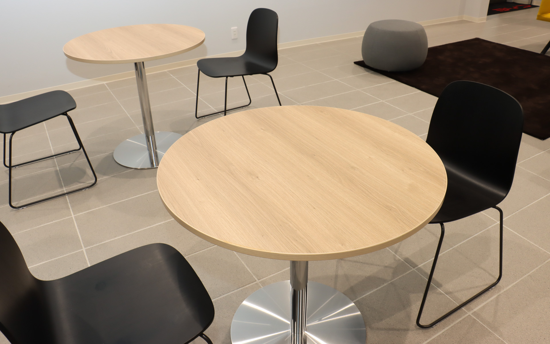 テーブル類にウッド素材を使っていることもBYDディーラーのCIとのこと