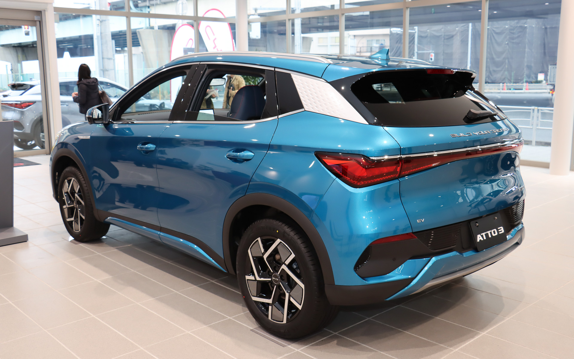 ボディカラーは「サーフブルー」