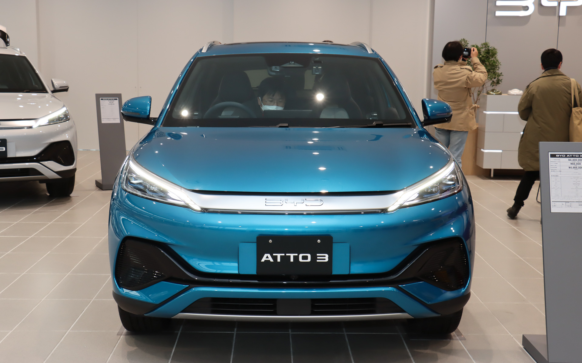 ボディカラーは「サーフブルー」