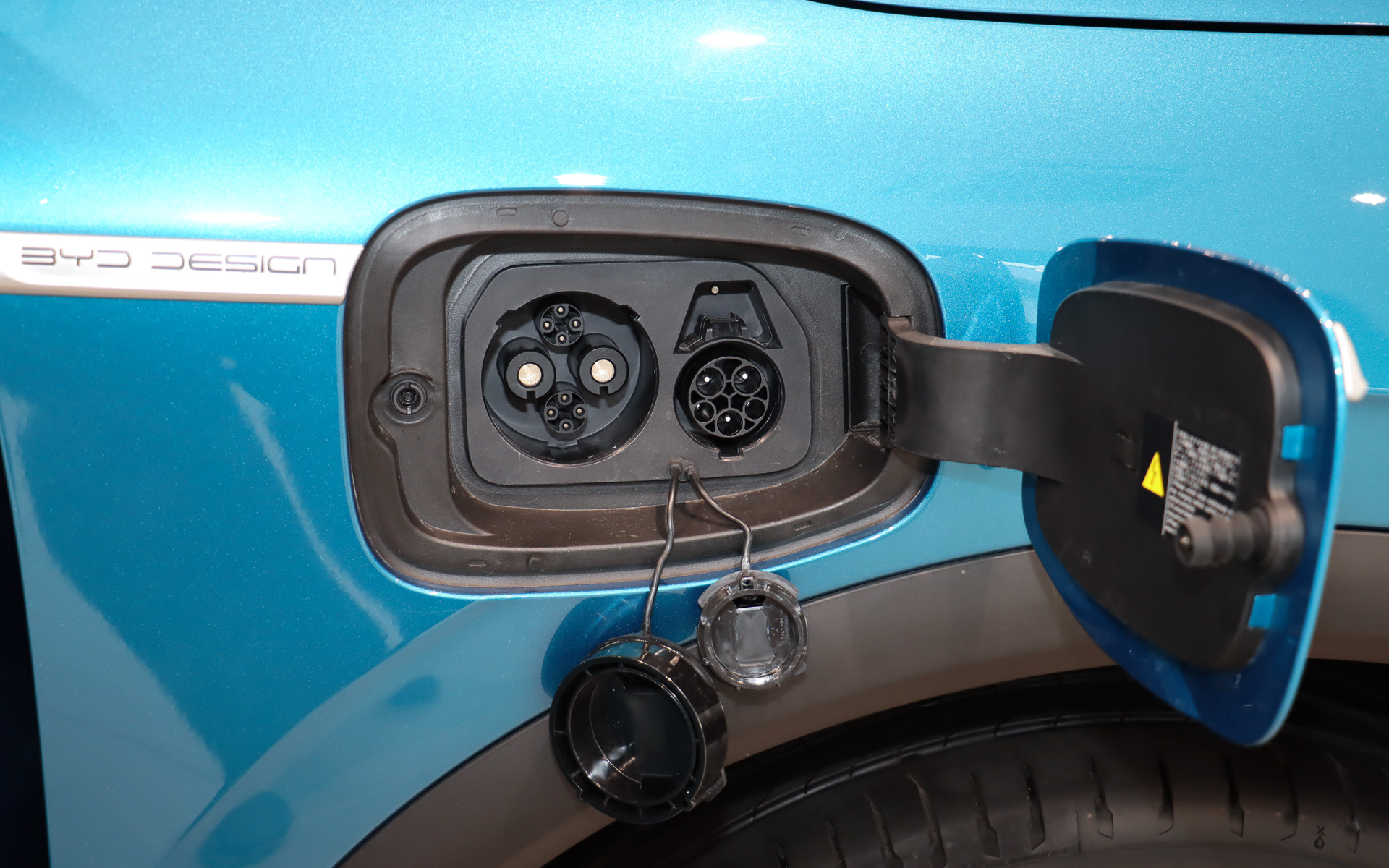 右側フロントフェンダーにCHAdeMO（チャデモ）規格の急速充電と普通充電の充電ポートを設置