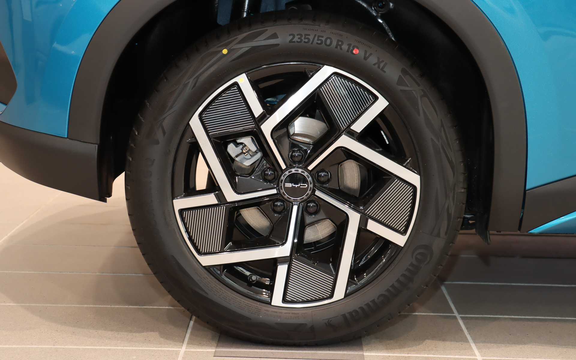 タイヤサイズは前後235/50R18