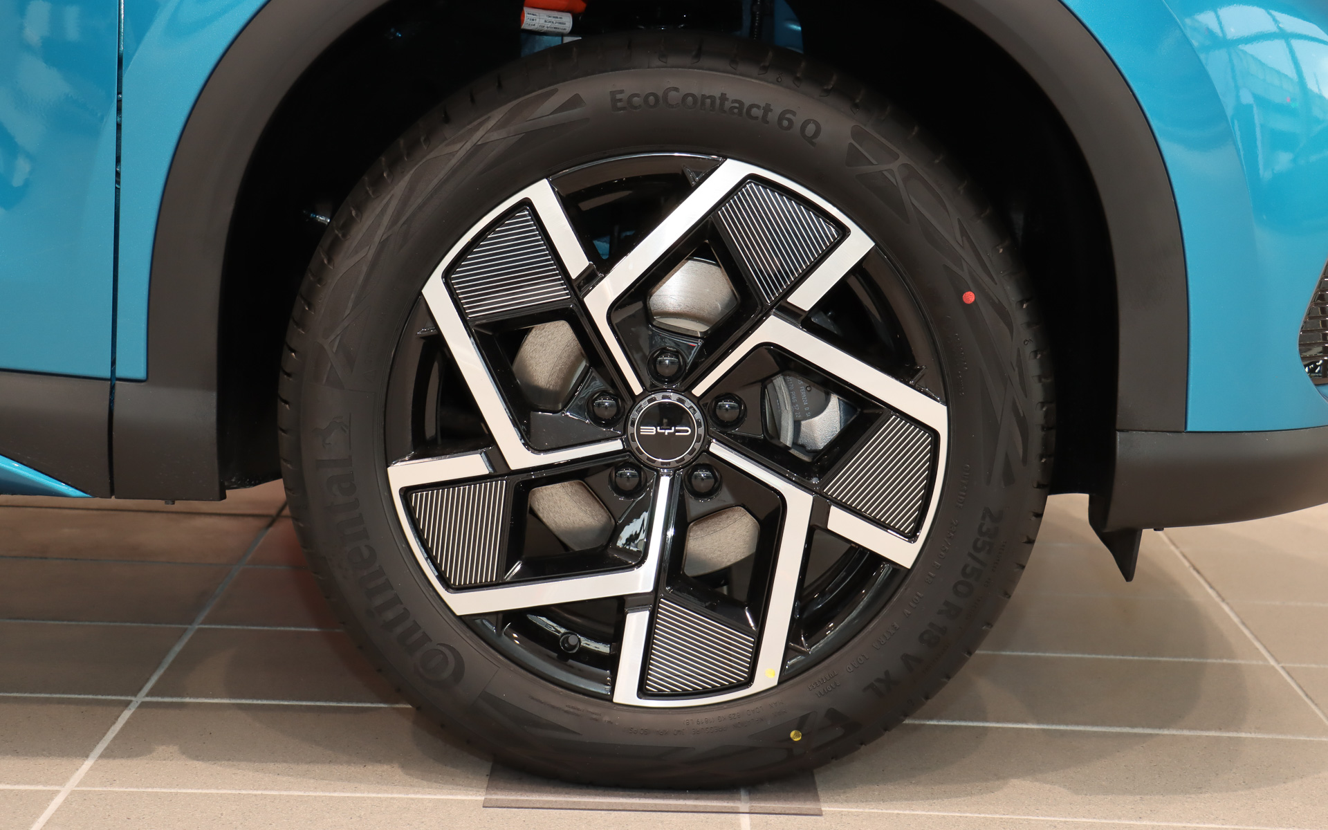 タイヤサイズは前後235/50R18