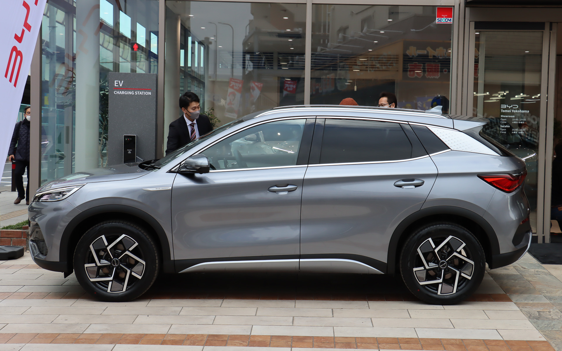 正面玄関前に置かれた「ボルダーグレー」のATTO 3