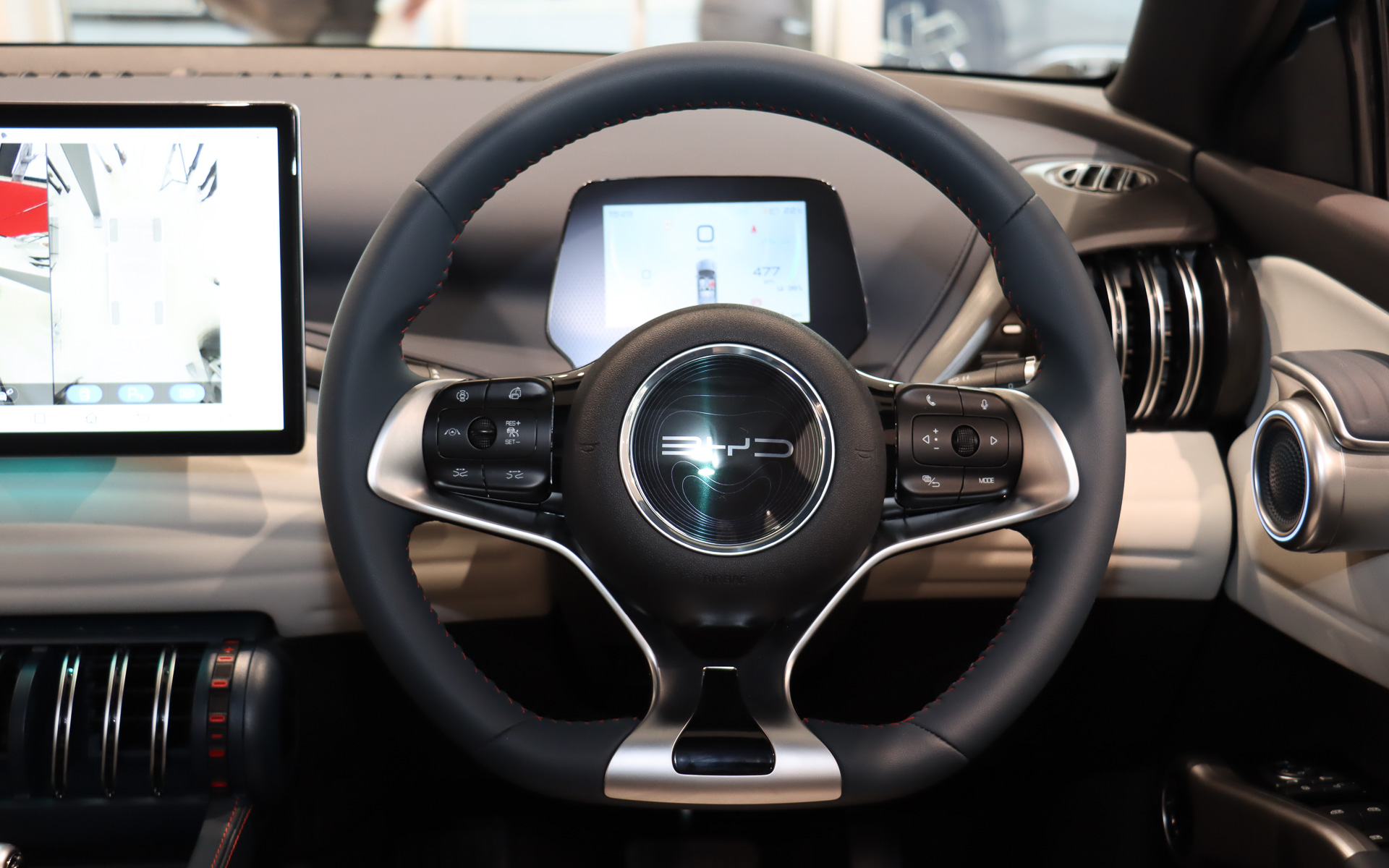 ステアリング表皮には人工皮革のマイクロファイバーレザーを使用