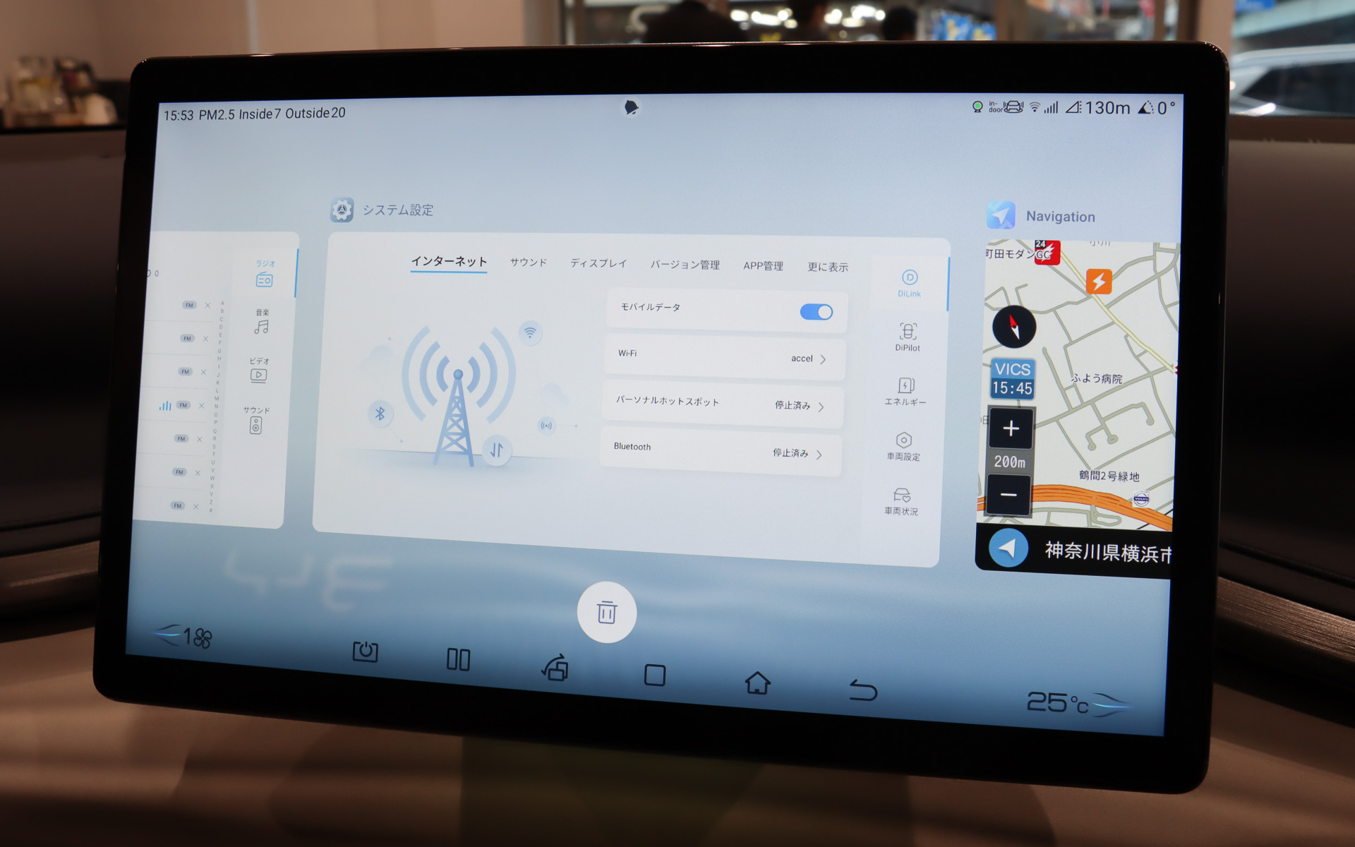 インパネ中央に設置された12.8インチのタッチディスプレイでは、日本語による音声入力にも対応した「BYD音声アシスタント」や「BYDアラウンドビュー」、ゼンリン製の地図を採用するナビゲーションシステムなどを利用可能