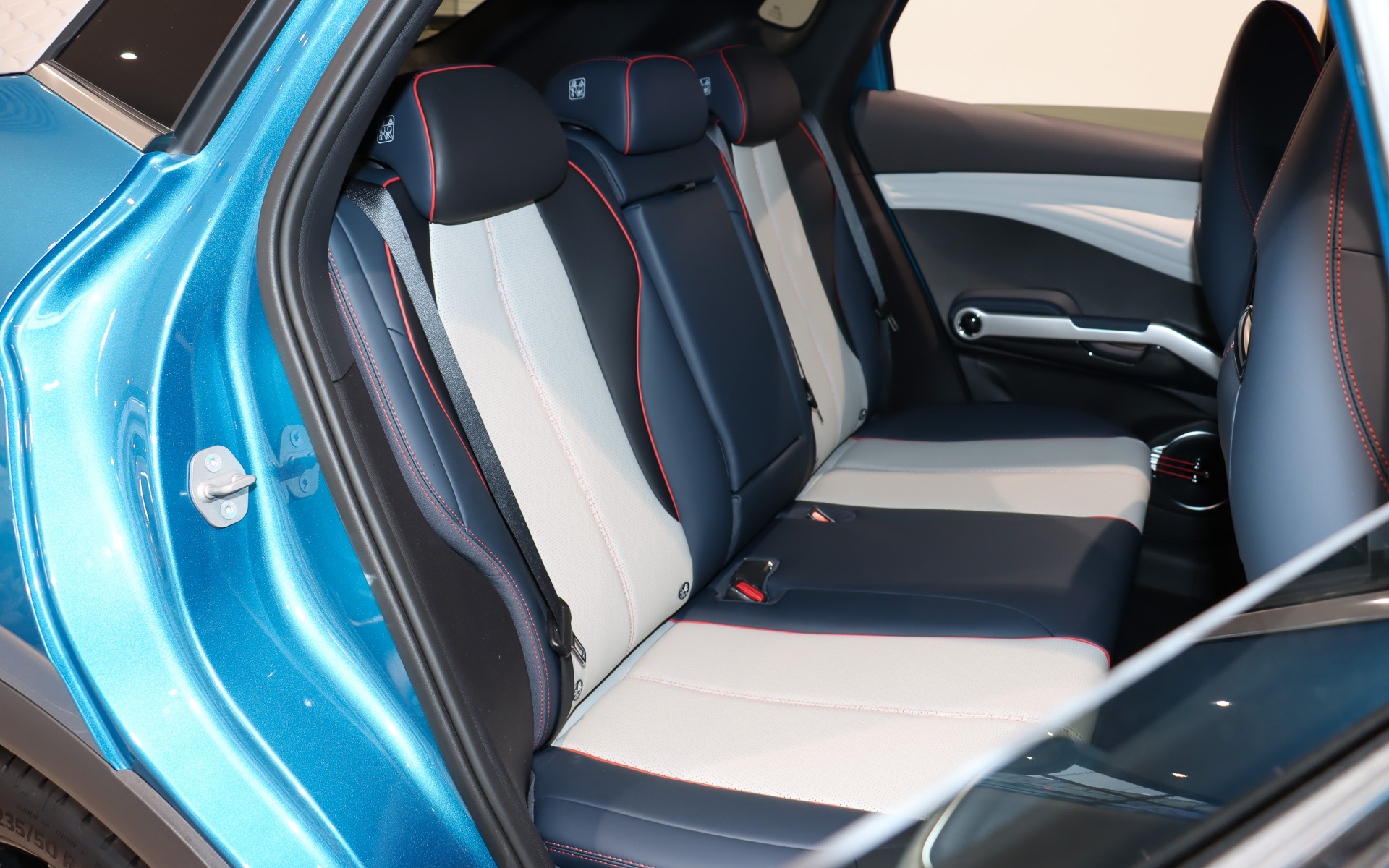 シート表皮は人工皮革。リアシートは6：4分割可倒式