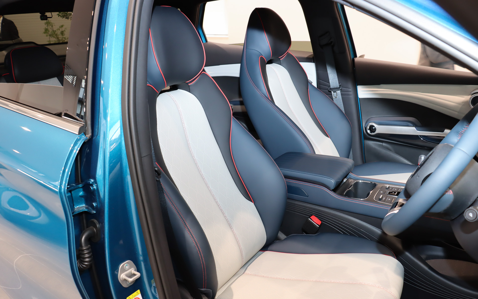 運転席は6ウェイ、助手席は4ウェイのパワーシートとなる