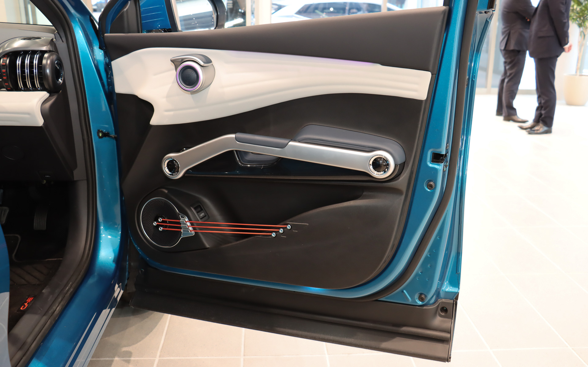 ドアトリムの上部に特徴的な形状のドアオープナーを設置。扱いやすいことに加え、アンビエントライトを備えたトゥイーターともなっている