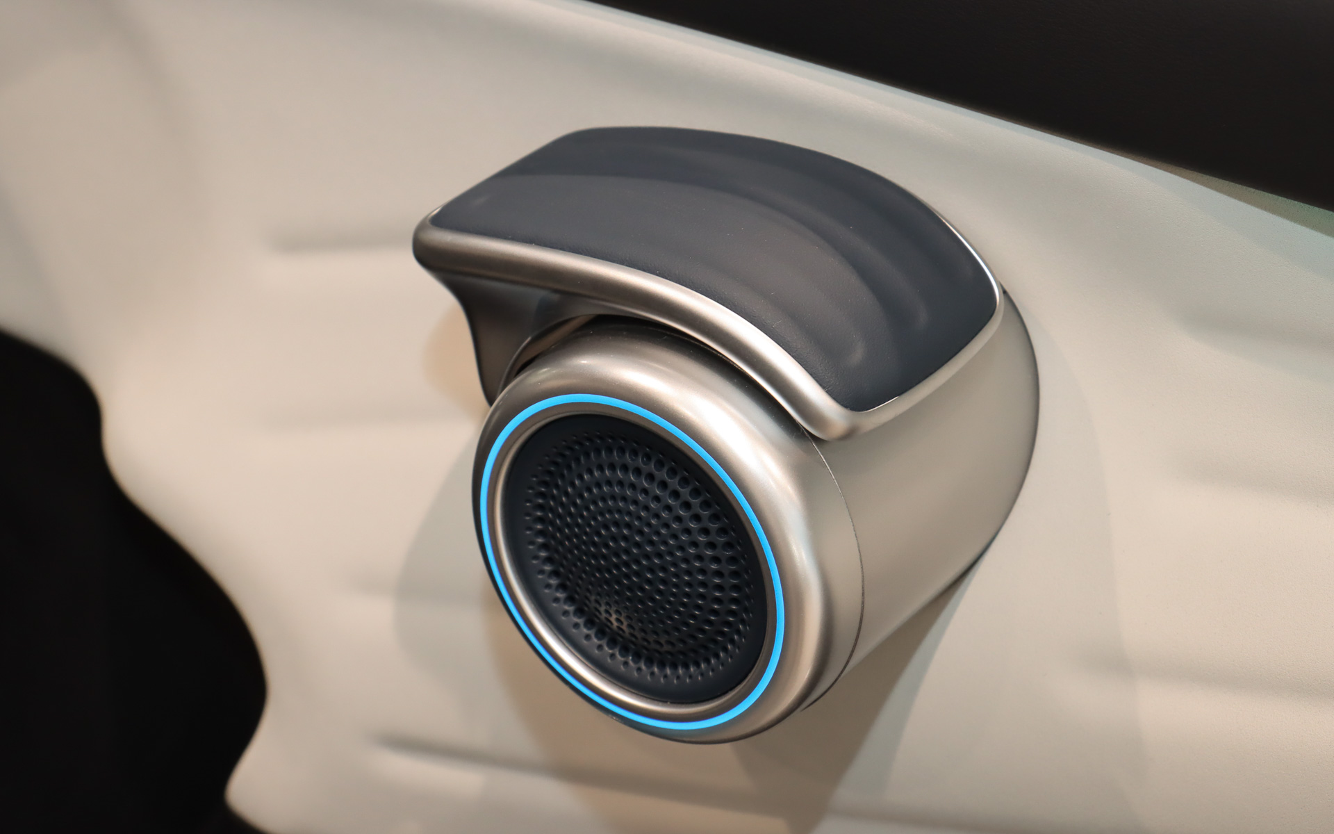 ドアトリムの上部に特徴的な形状のドアオープナーを設置。扱いやすいことに加え、アンビエントライトを備えたトゥイーターともなっている