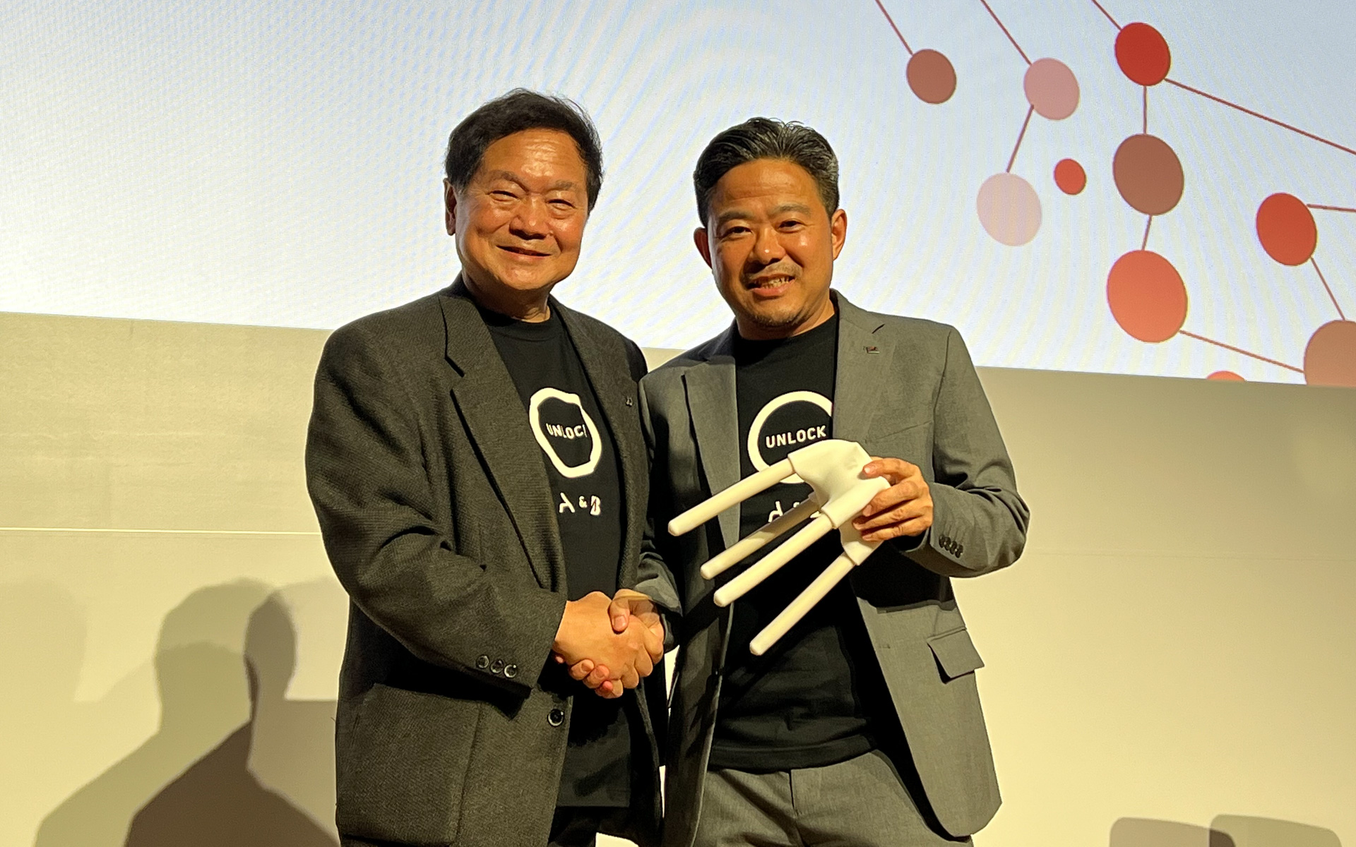 株式会社ブリヂストン ソフトロボティクス ベンチャーズCEO兼 探索事業開発第1部門長 音山哲一氏（右）と、アセントロボティクス株式会社 代表取締役兼 最高経営責任者(CEO) 久夛良木健氏（左）