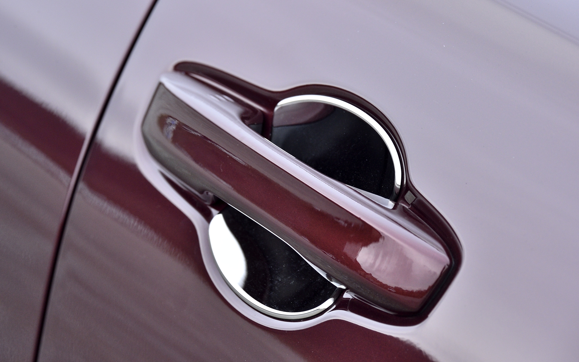 艶めかしく輝くダーククロームメッキのドアハンドルプロテクションカバー。ボディにワンポイントアクセントを付与しつつ小傷から守ってくれる。フロント・リア用左右セットで8800円