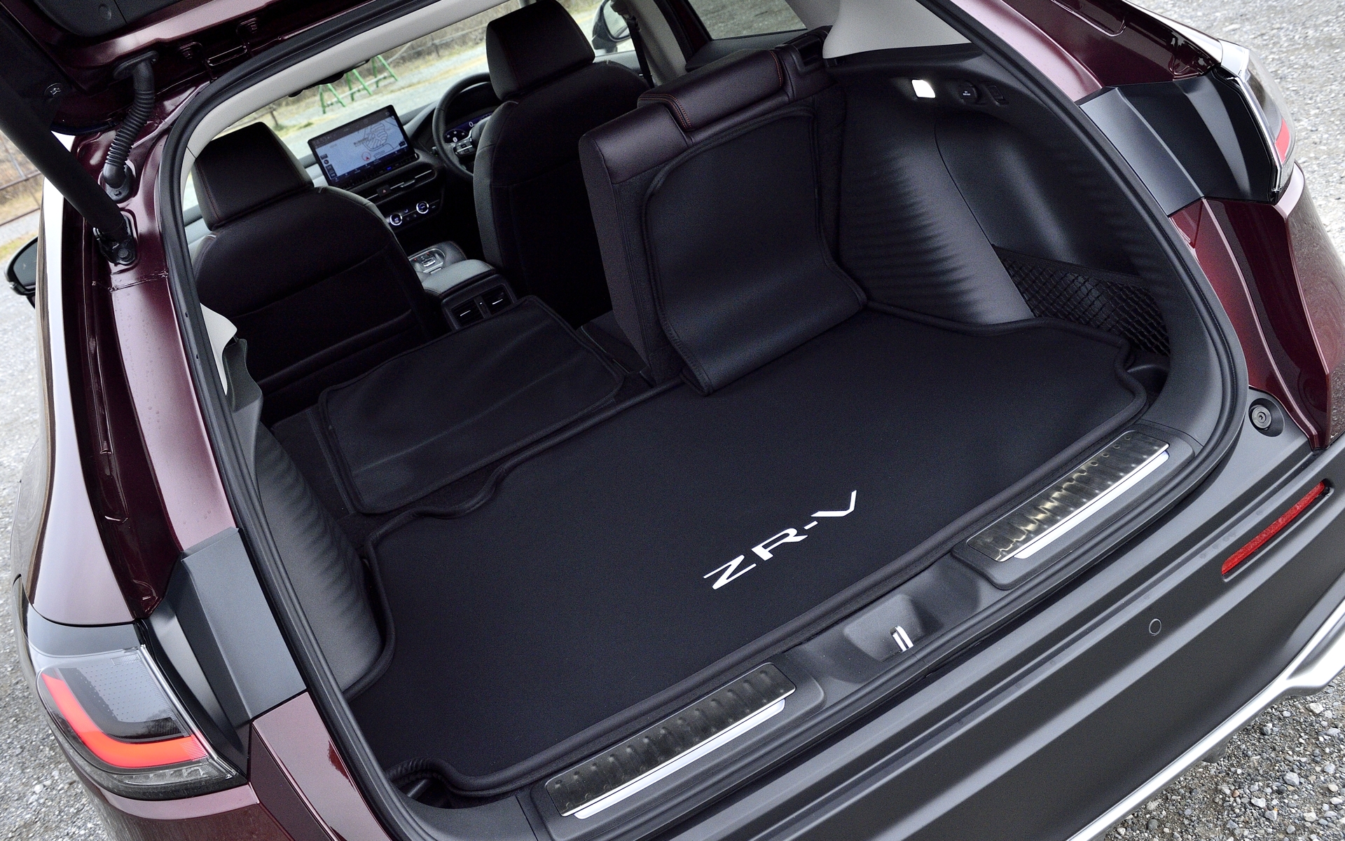 後席の背面もカバーしてくれるラゲッジソフトトレーは1万9800円。外周の縁が起き上がっているので、ちょっとくらい水や泥が付いても安心