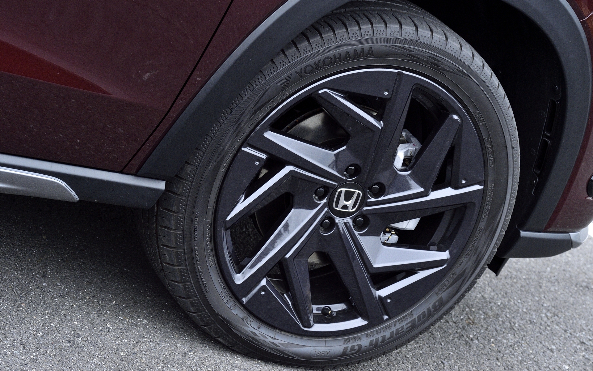 ガンパウダーブラック塗装が施されたアルミホイール「MG-030」は1本5万8300円。ブラックのホイールにはブラックのアルミホイール用ホイールナット（20個セット3850円）を一緒に装着することでさらに引き締まった印象を与えている