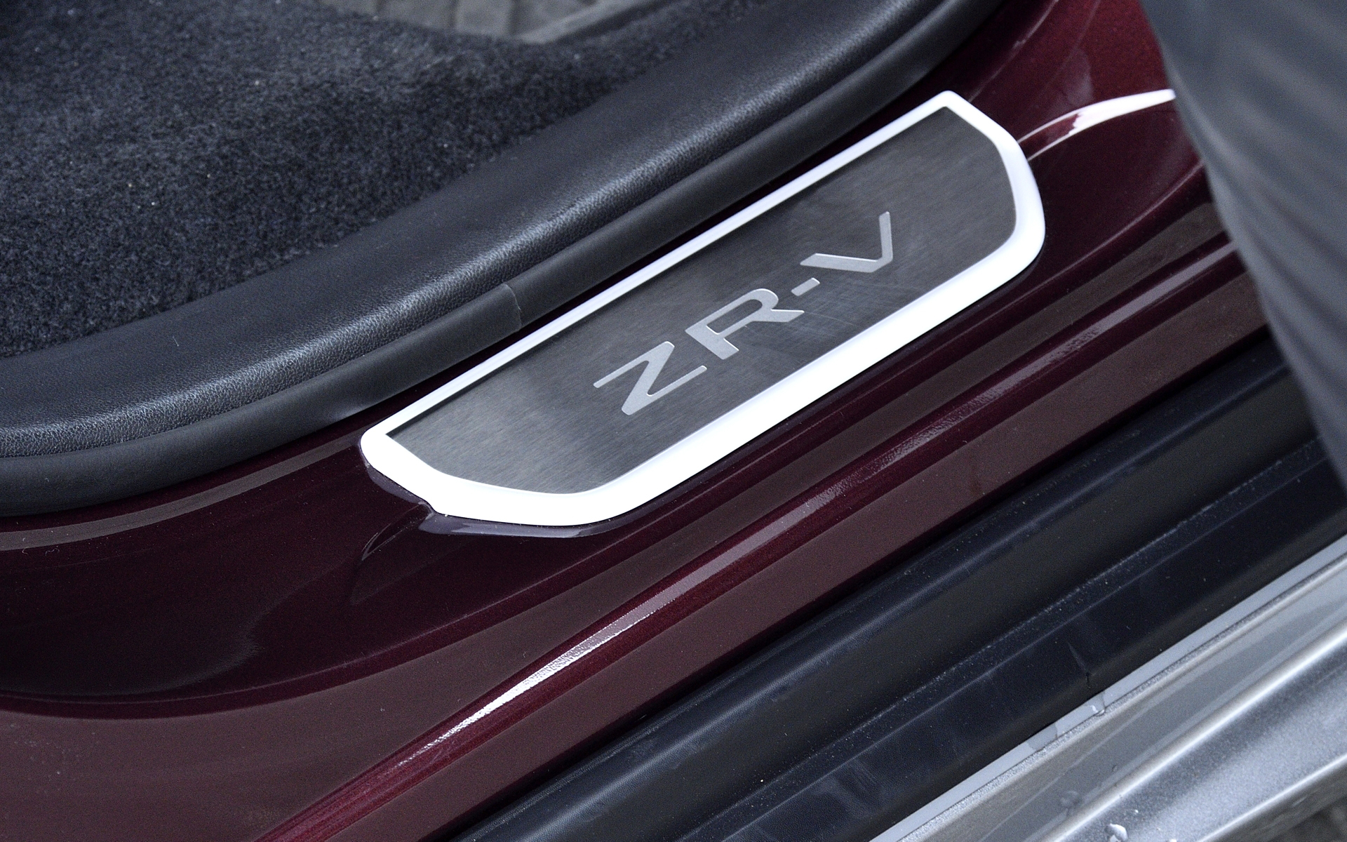 サイドステップガーニッシュは、前席（左）のみドア開閉やルームランプと連動してシーケンシャル点灯するタイプで、後席（右）は非点灯タイプ。とはいえ後席もZR-Vのロゴが入るので光らなくても所有感を大いに高めてくれる。価格はフロント・リア用左右4枚セットで3万7400円