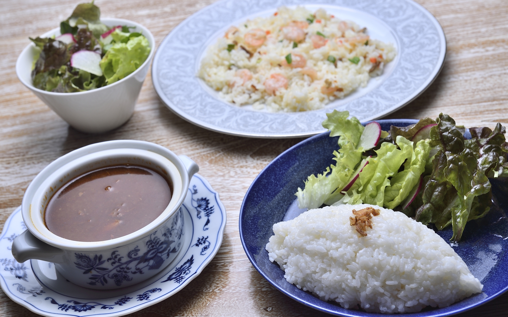 カレー、チキンライス、トースト、フォカッチャなど軽食のほか、ケーキ、ワッフル、コーヒーアイスなどなど、手作りメニューを楽しめる